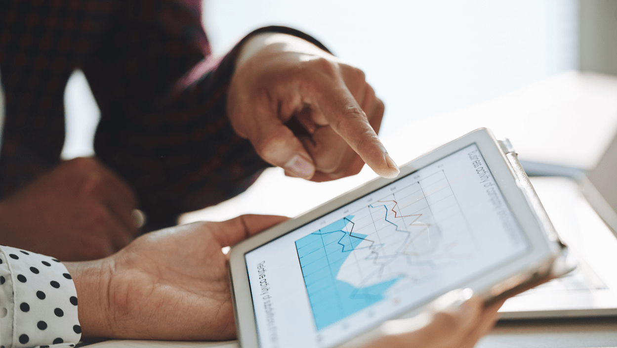 Hender som trykker på nettbrett